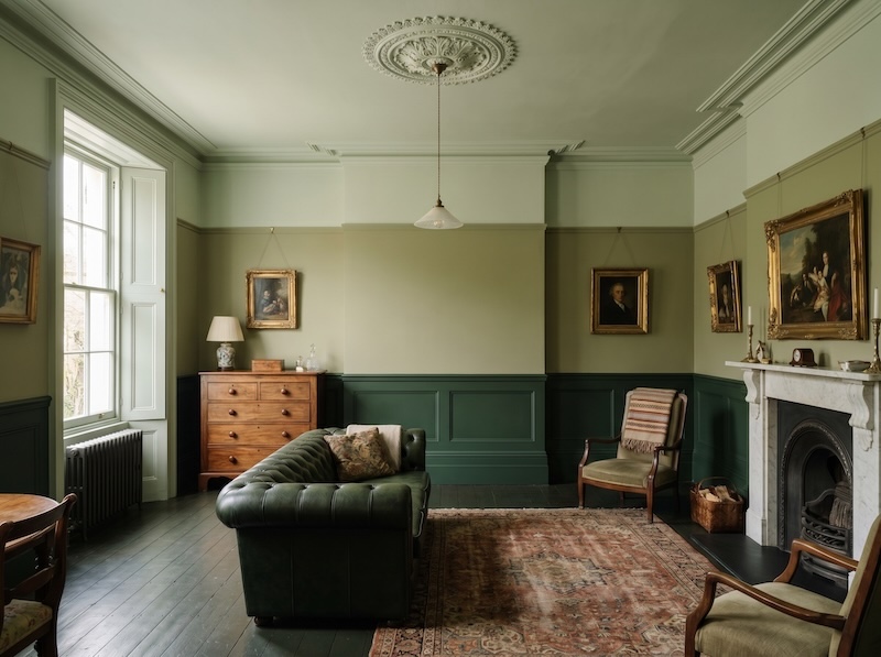Heritage style room using tri-tonal stacking with defined lines
